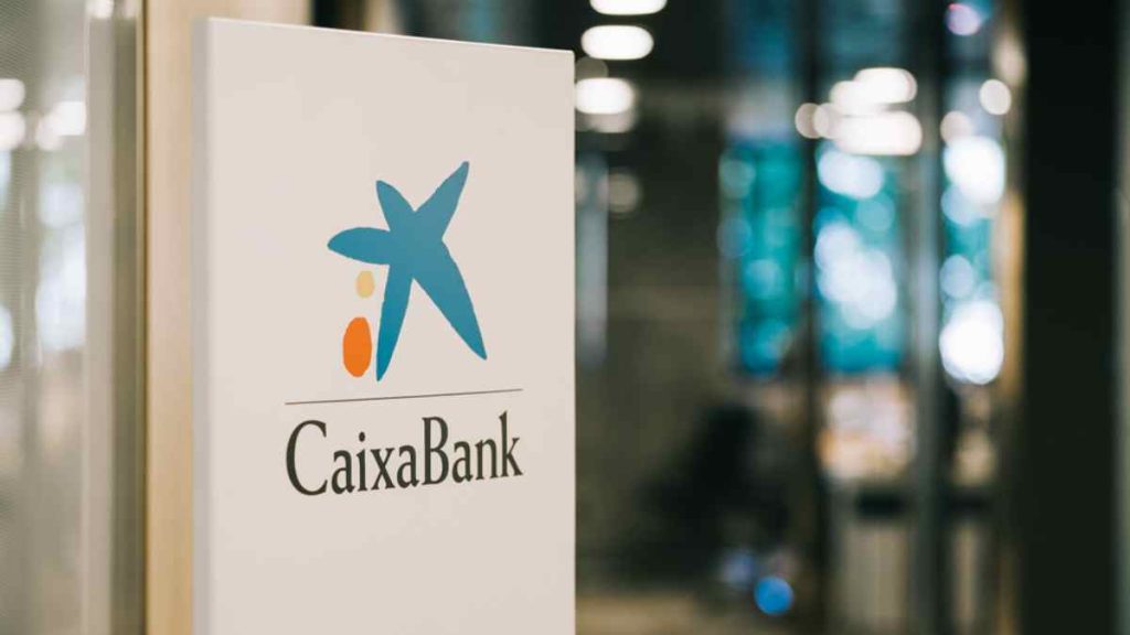 Despido procedente en CaixaBank por falsificación de firmas